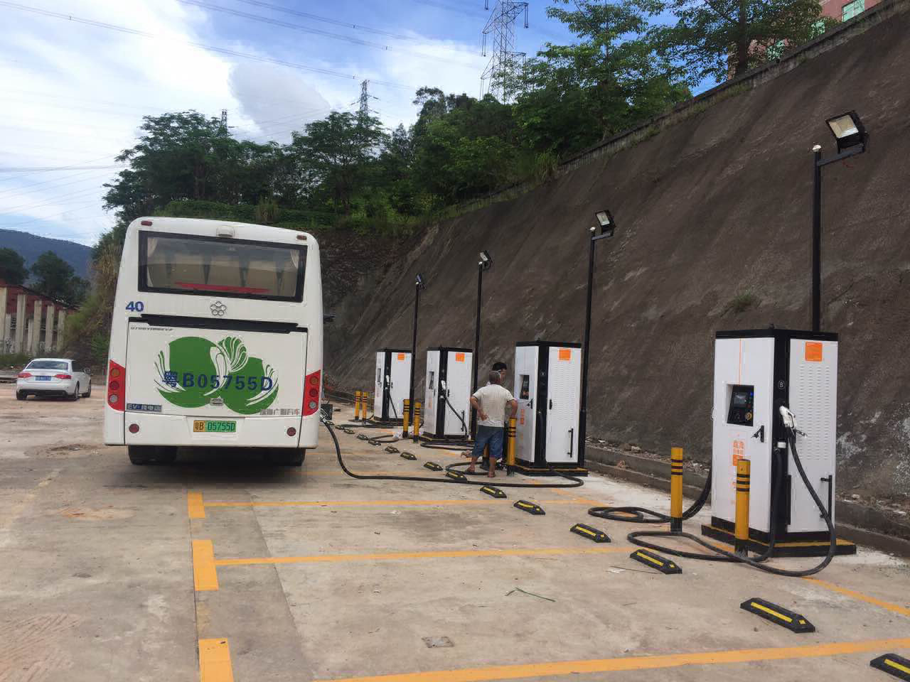 智慧充電樁給新能源公交車充電